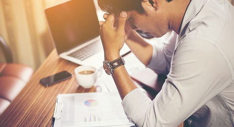 Estrés financiero afecta la productividad y estabilidad laboral