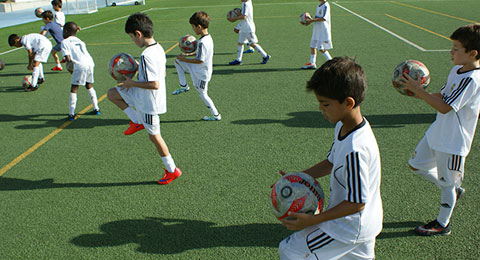 Trabajo en equipo, rutinas saludables, responsabilidad... Así ayuda el fútbol en la formación de jóvenes y profesionales